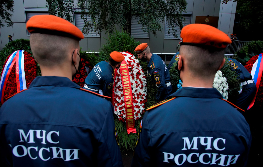 Сотрудники МЧС на церемонии прощания