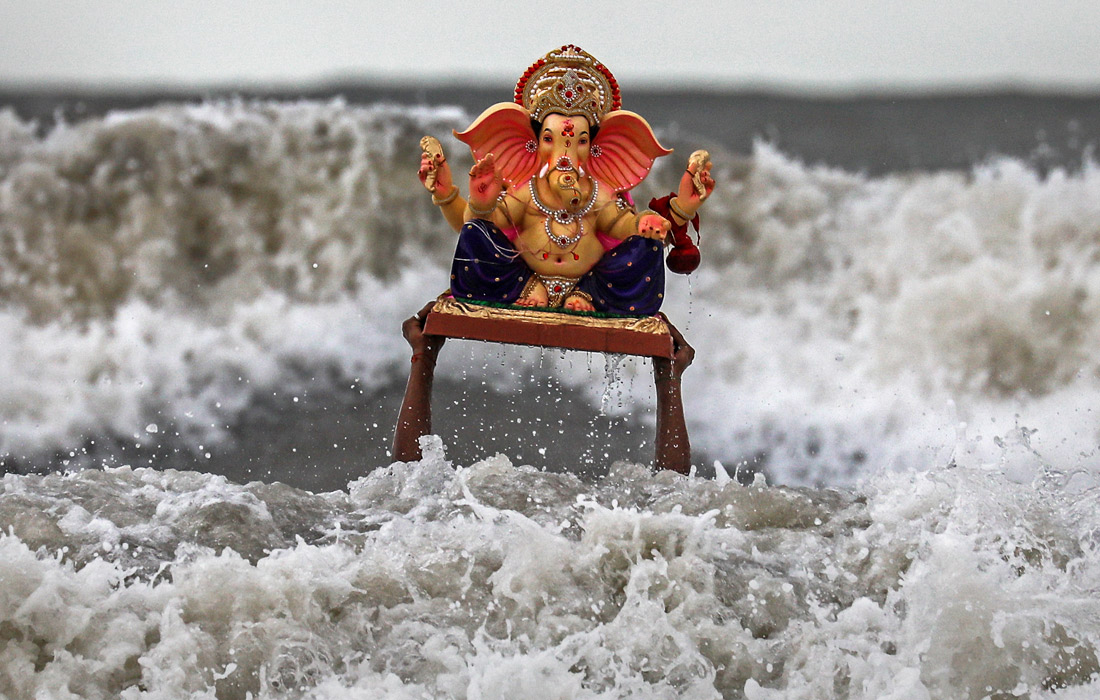 В Индии проходит десятидневный религиозный праздник Ганеша Чатуртхи, посвященный богу мудрости и благополучия с человеческим телом и головой слона. Во время фестиваля красочные статуи Ганеши погружают в воды океана или реки. Считается, что при этом Ганеша забирает с собой все несчастья и беды.