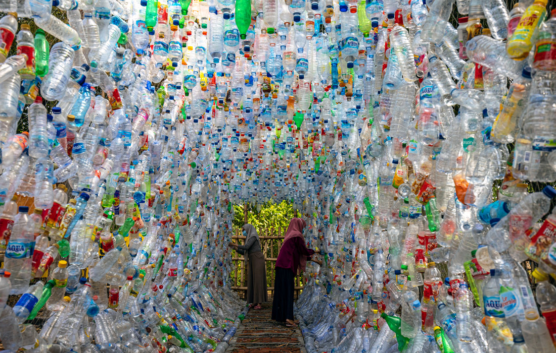 В Индонезии группа экологических активистов строит музей пластиковых отходов