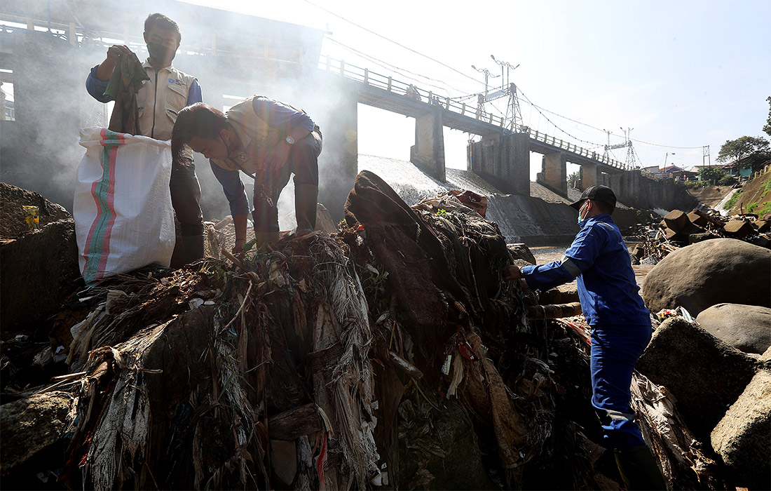 Жители Индонезии решили очистить реку Чиливунг от мусора