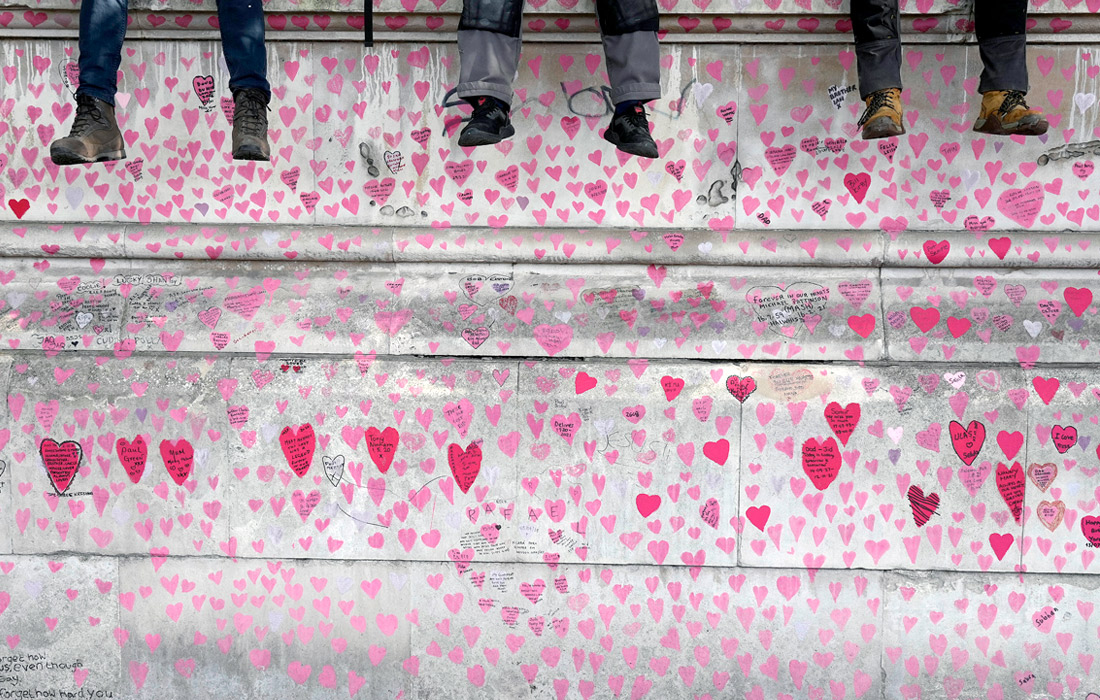 Стена из сердец в память о жертвах COVID-19 в Лондоне