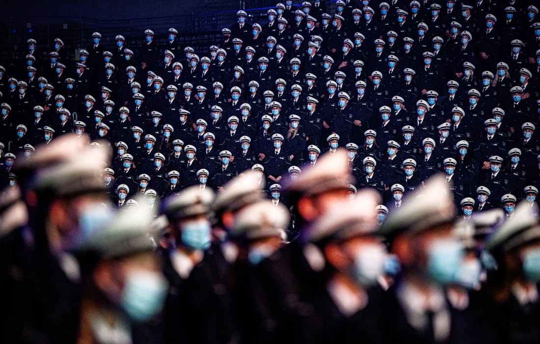 Церемония присяги молодых полицейских в Кельне, Германия