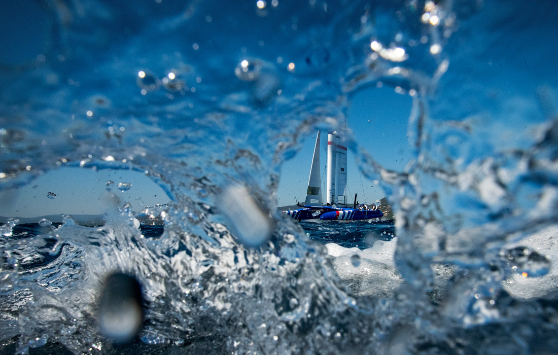 Участник гонки Sail Grand Prix в гавани Сен-Тропе, Франция