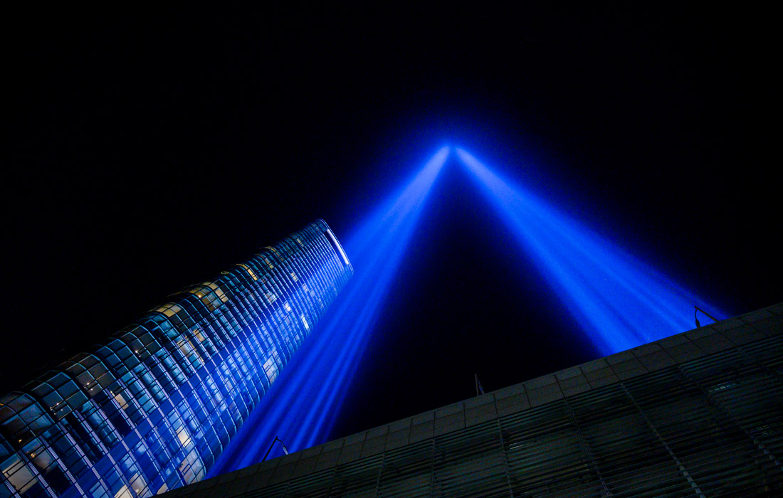 Световые лучи на месте небоскребов Всемирного торгового центра в Нью-Йорке в 20-ю годовщину терактов 11 сентября 2001 года