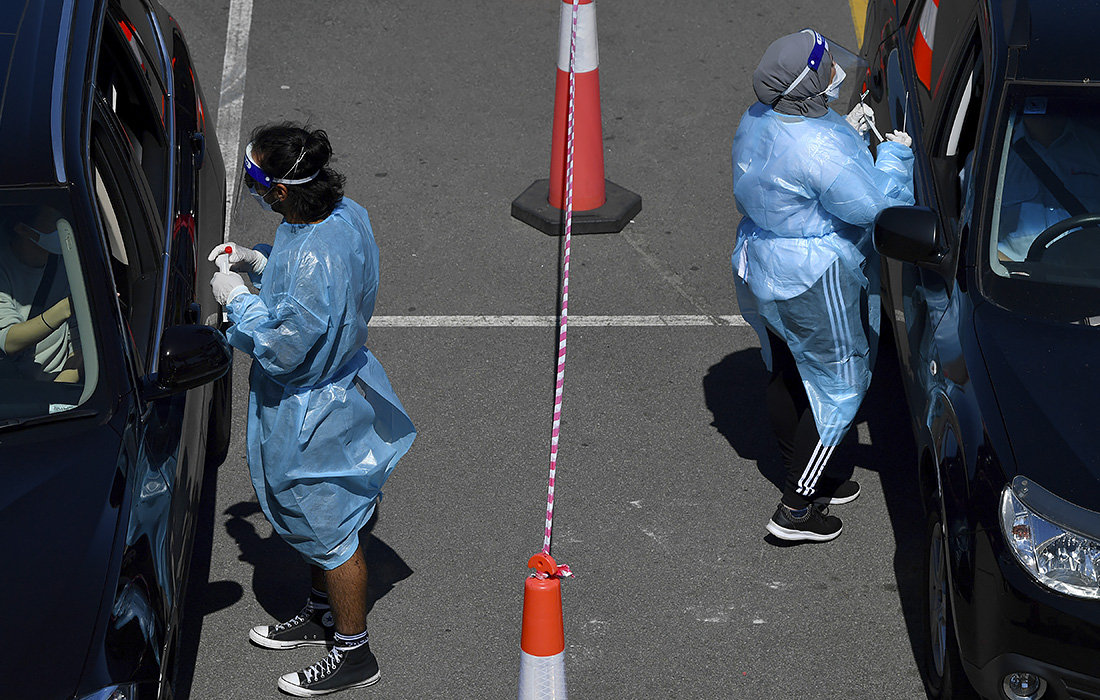 Работа мобильного пункта тестирования на коронавирус COVID-19 в Международном аэропорту Сиднея