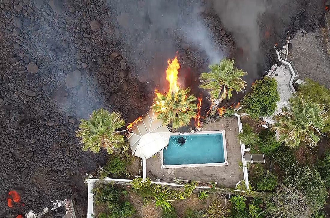 Лава достигла домов и сделала ряд дорог непроходимыми