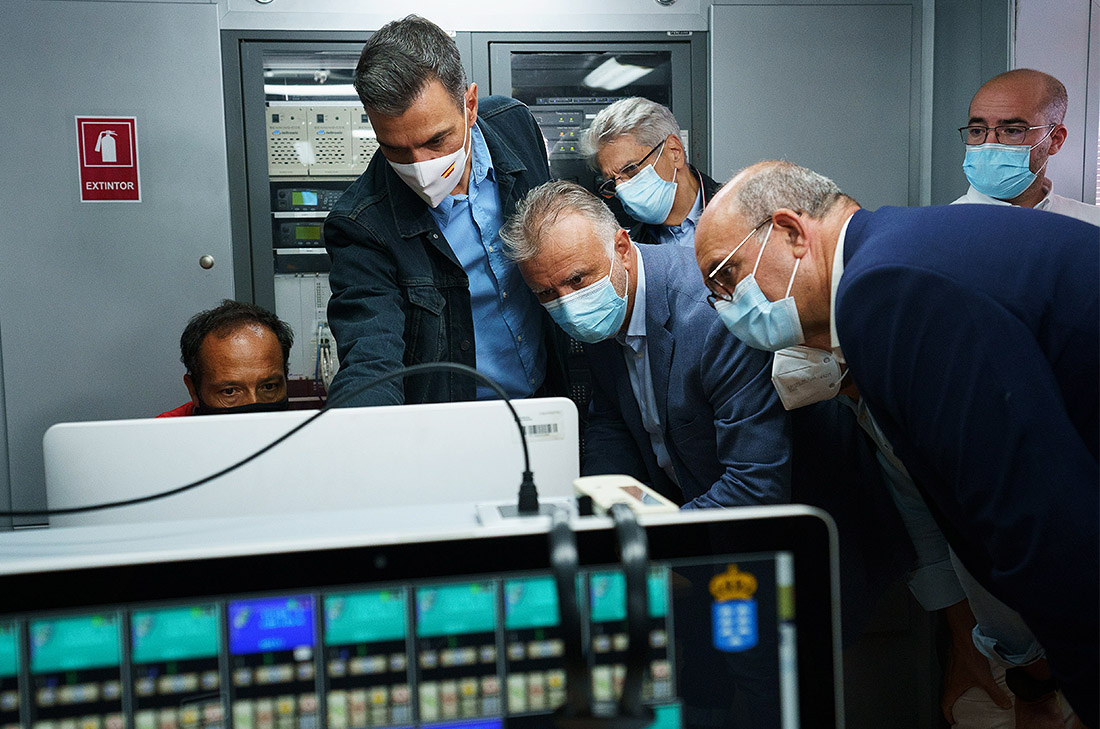 До извержения на острове, где проживают около 85 тыс. человек, примерно неделю отмечалось повышение сейсмической активности