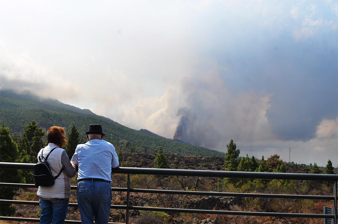 Лава движется со скоростью примерно 700 м/час. Она уже уничтожила десятки домов, эвакуированы 5 тыс. человек. Независимое информагентство Europa Press сообщает, что были уничтожены 100 домов.