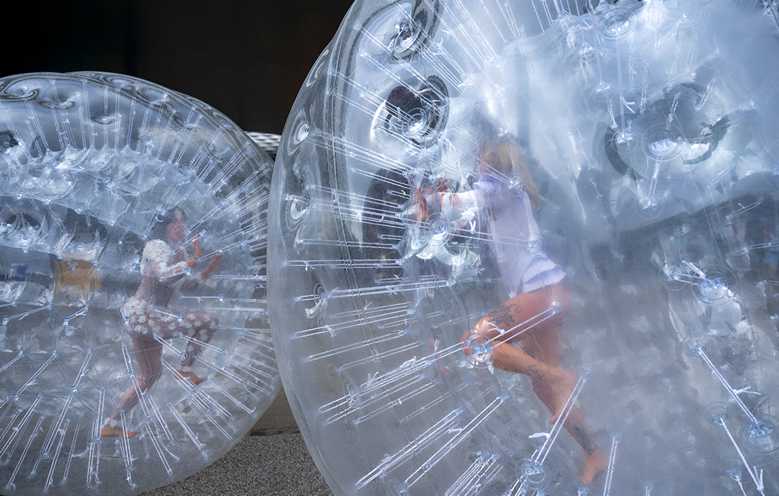 Международная художественная ярмарка Art Basel 2021 открылась в Швейцарии. На фото: перформанс британского художника Монстра Четвинда "Слезы".