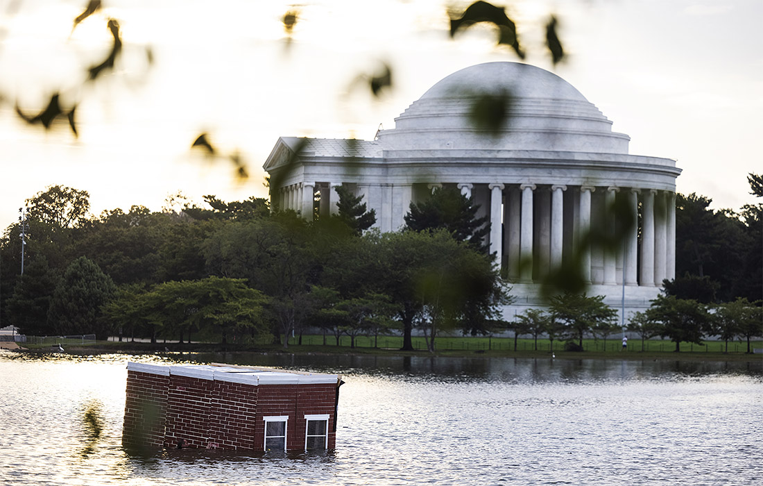 Активисты Extinction Rebellion в очередной раз решили напомнить всем о глобальном потеплении и запустили плот, похожий на подтопленное здание, в Приливном бассейне в Вашингтоне. Позже организаторы акции были задержаны полицией.