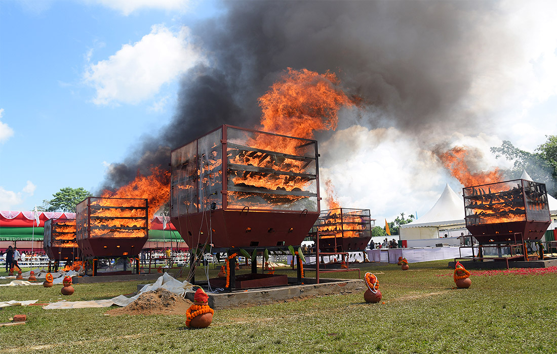 В индийском городе Гувахати в штате Ассам сожгли незаконно добытые носорожьи рога