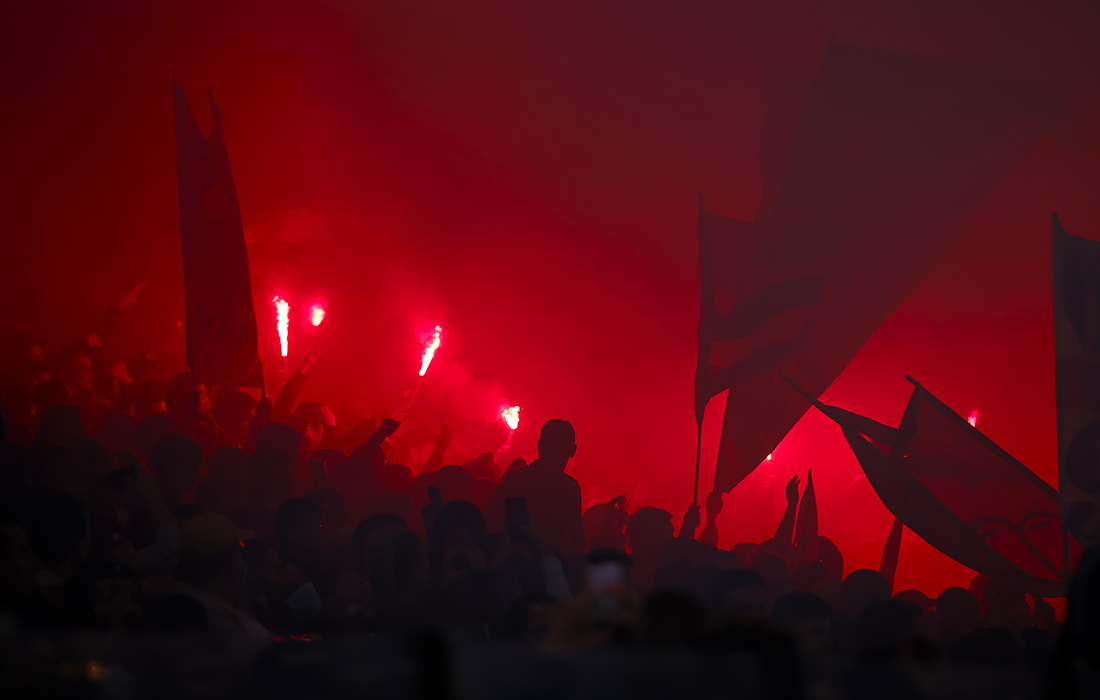 Болельщики "Пари Сен-Жермен" на стадионе Saint-Symphorien в Меце