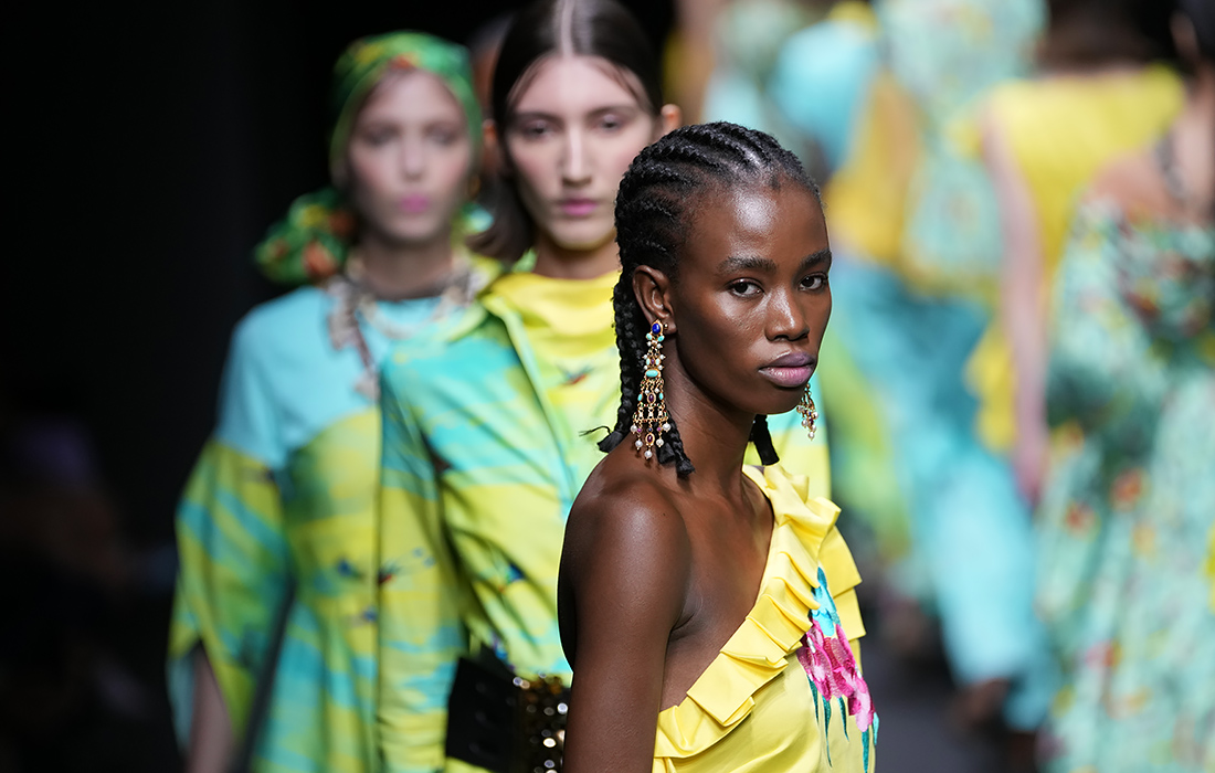 В Милане проходит Неделя моды. На фото: показ коллекции Joy Meribe.