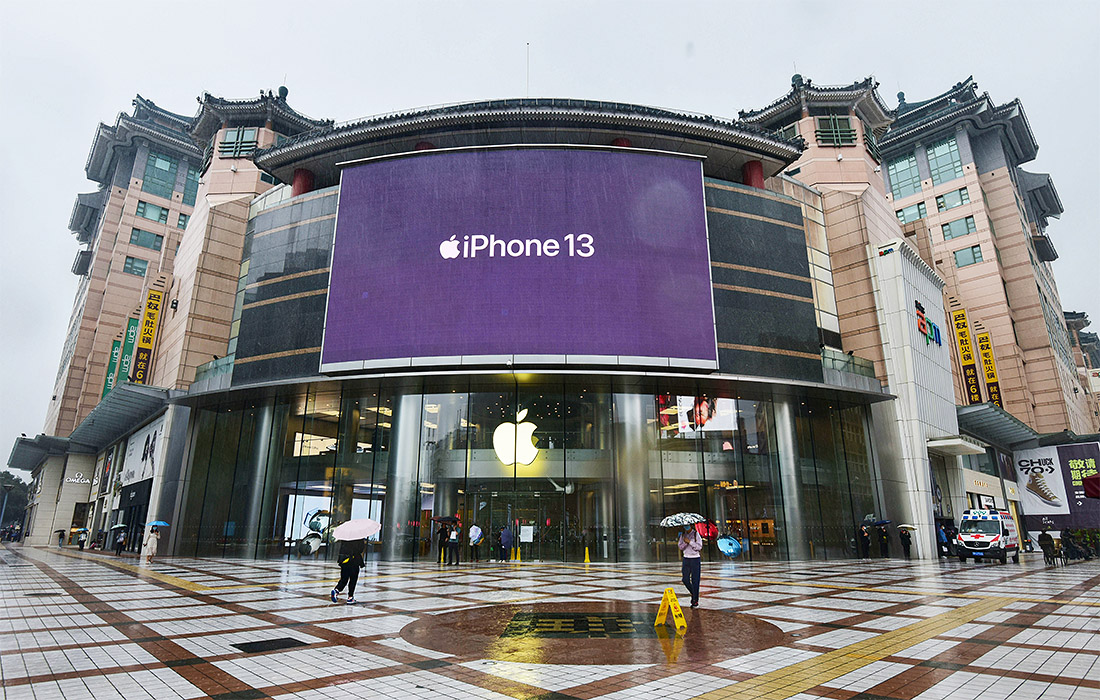 По всему миру стартовали продажи свежей серии телефонов и прочих планшетов производства яблочной мануфактуры из Купертино. В Пекине тоже стартовали.