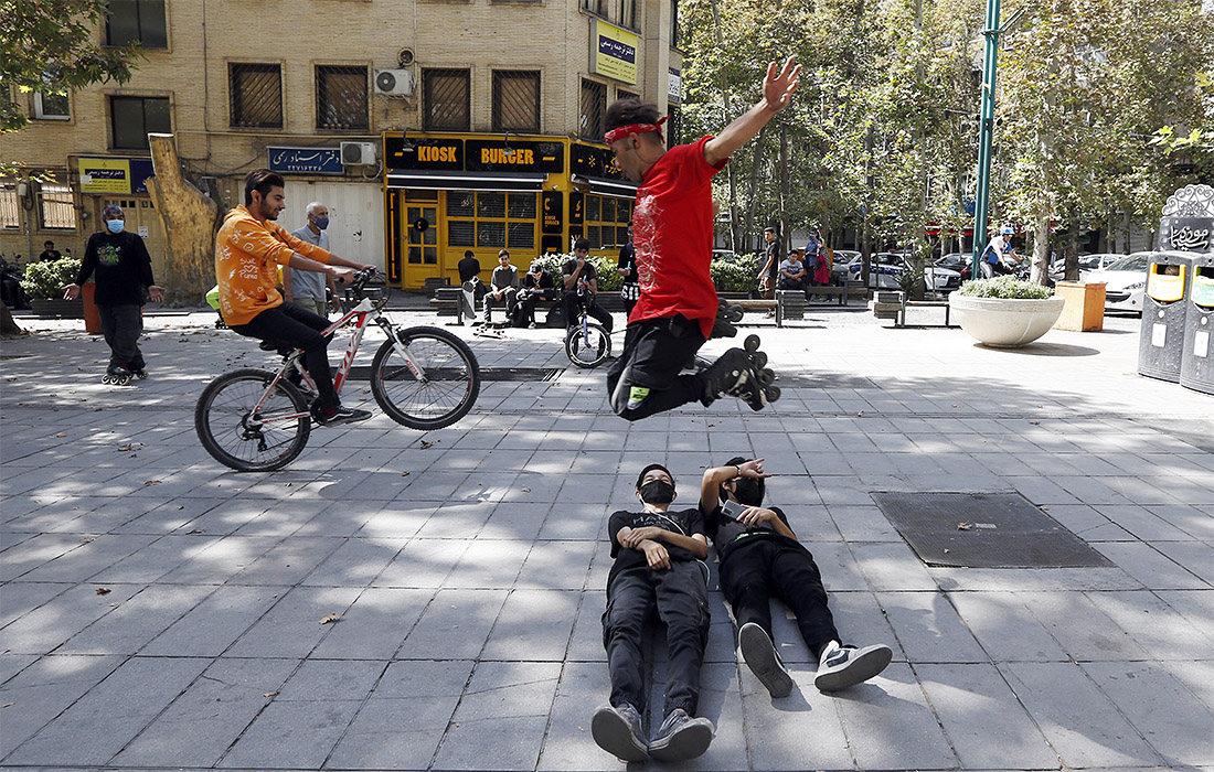 На части территории страны в Иране отменили ковидные ограничения и люди стали возвращаться к привычному образу жизни