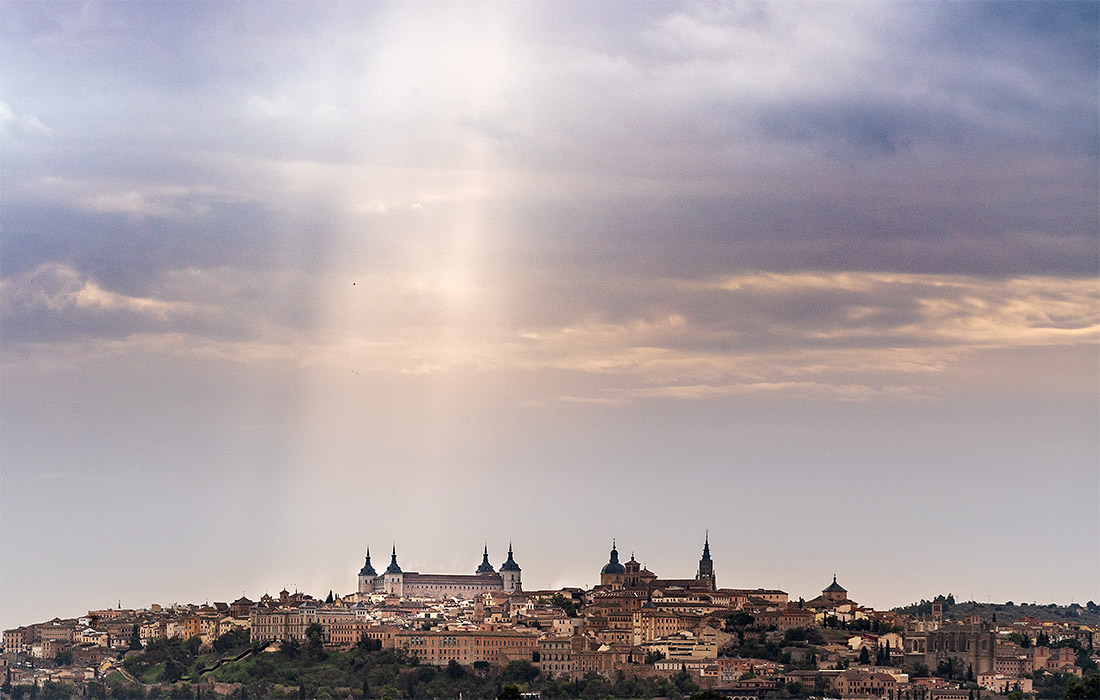 Луч света посветил на испанский Толедо перед прогнозируемыми затяжными дождями