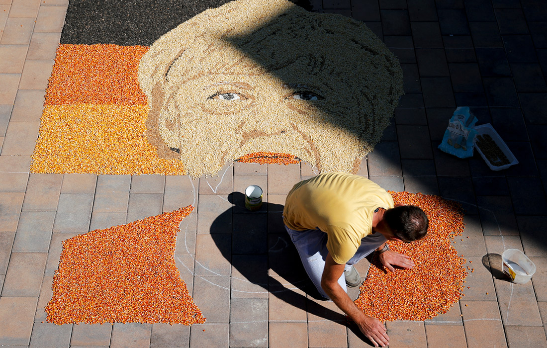 Художник из Косово Алкент Пожегу создает из зерен портрет уходящей с поста канцлера Германии Ангелы Меркель