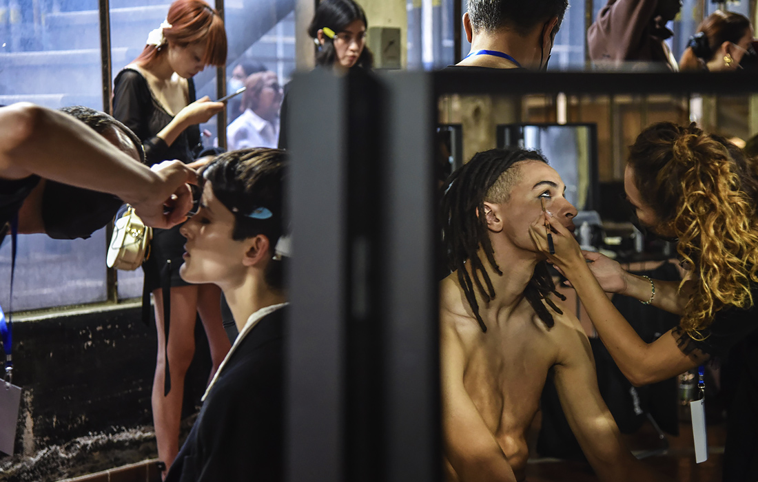 Модели за кулисами на презентации коллекции британца Джона Ричмонда