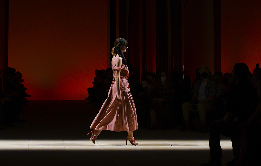 Модель во время презентации коллекции Salvatore Ferragamo