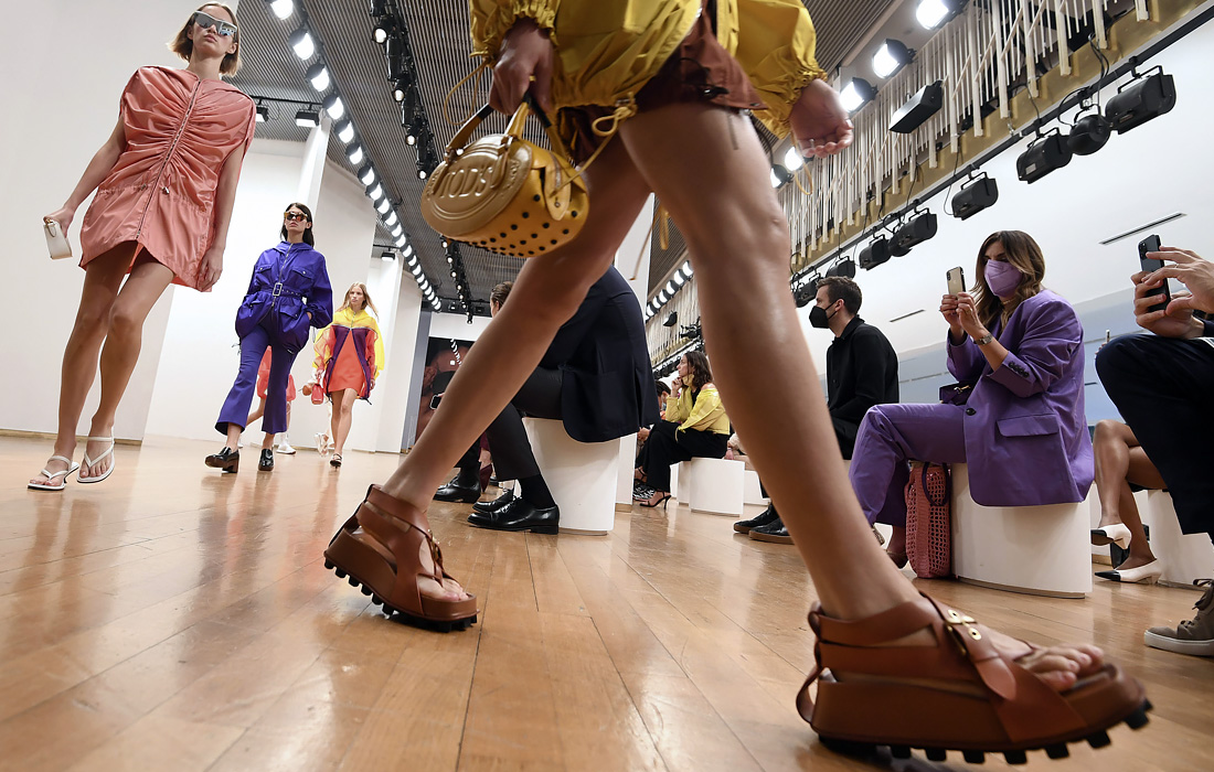 Модели представляют творения Tod's во время Миланской недели женской моды