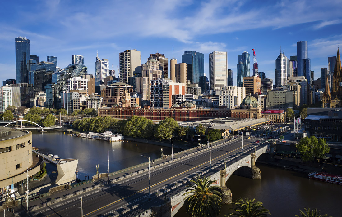 Ограничения остаются в силе по всему Мельбурну, поскольку штат Виктория продолжает регистрировать новые случаи COVID-19