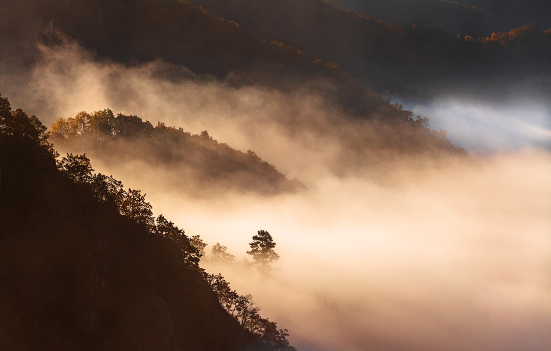 Облака и туман покрывают гору Хунши в провинции Хэйлунцзян, Китай