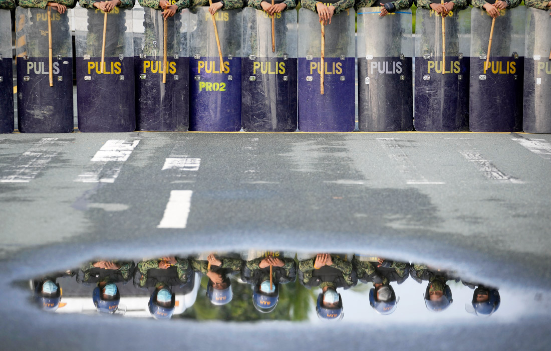 Сотрудники полиции Манилы охраняют район, где проходит регистрация кандидатов на пост президента Филиппин