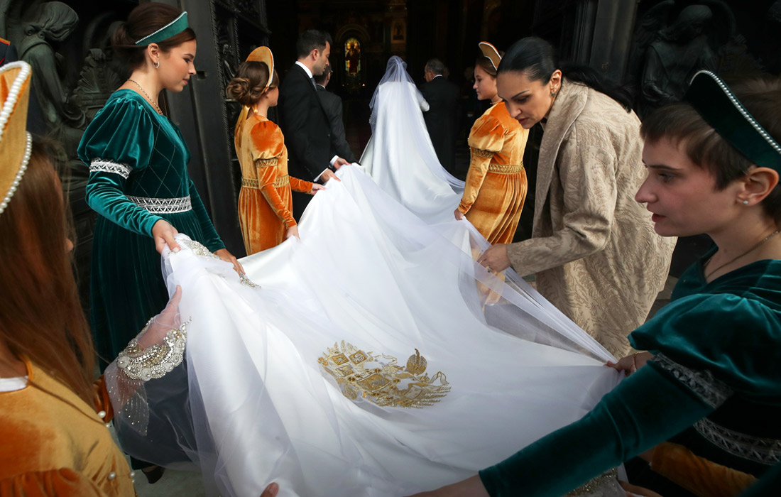 В Исаакиевском соборе Петербурга состоялось венчание потомка династии Романовых Георгия Михайловича с гражданкой Италии Ребеккой Беттарини. На фате невесты золотыми нитями был вышит герб России.