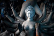 Ремесленник работает над скульптурой индуистской богини Дурги в Гаухати, Индия