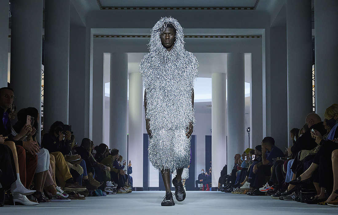 Неделя моды продолжается в Париже. На фото: показ женской коллекции Lanvin весна/лето-2022.