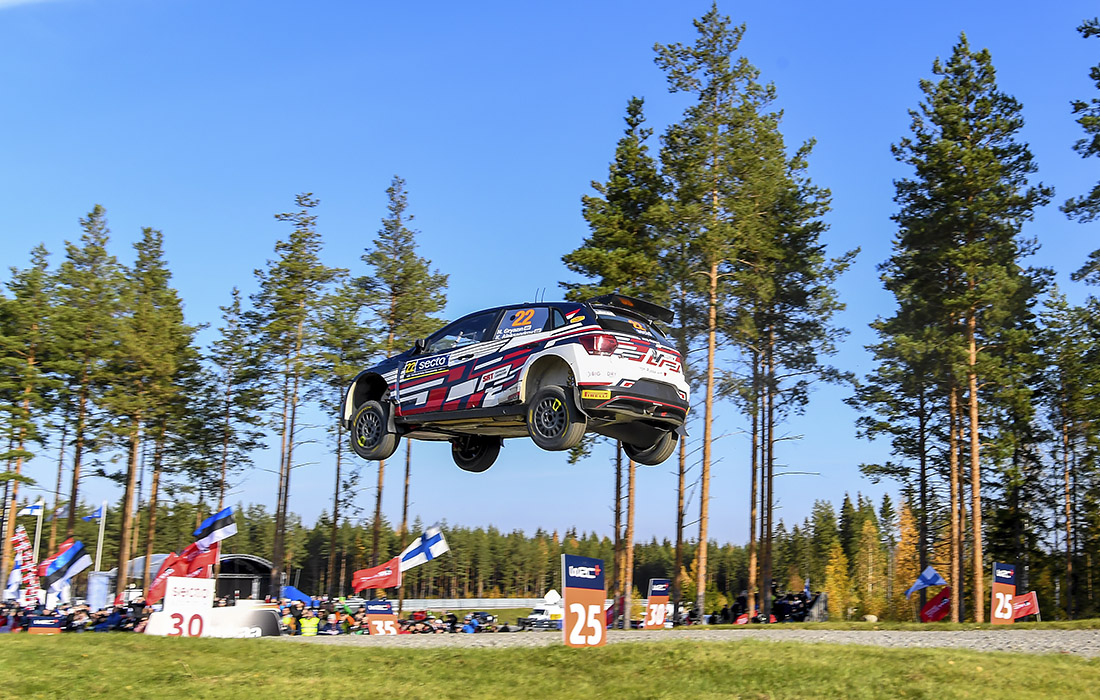 Гонщик Николай Грязин во время ралли Финляндии совершил самый длинный прыжок