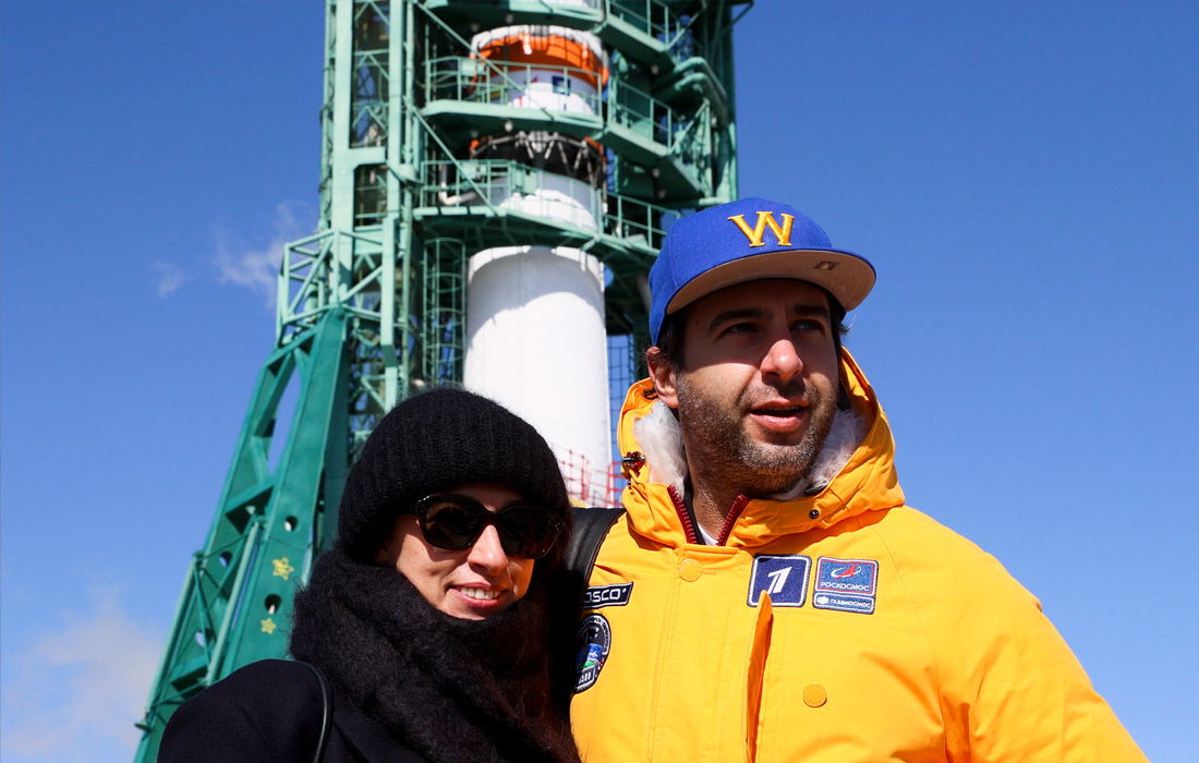 Родные и друзья звездного киноэкипажа собрались в наблюдательном пункте на Байконуре. На фото: телеведущий Иван Ургант и его супруга Наталья Кикнадзе.