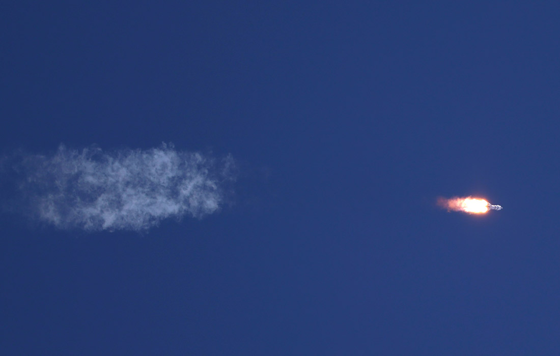 Полет корабля пройдет по сверхкороткой двухвитковой схеме и займет 3 часа 17 минут. Стыковку корабля с модулем "Рассвет" МКС осуществят в 15:12 по Москве.