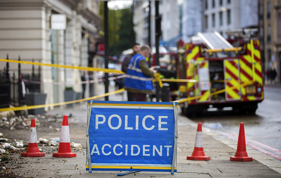 Рабочие убирают последствия проливных дождей в Лондоне