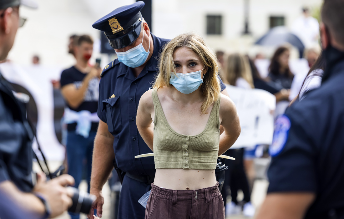 Арест активистов, выступающих против жесткого ограничения абортов, в первый день нового срока полномочий Верховного суда в Вашингтоне