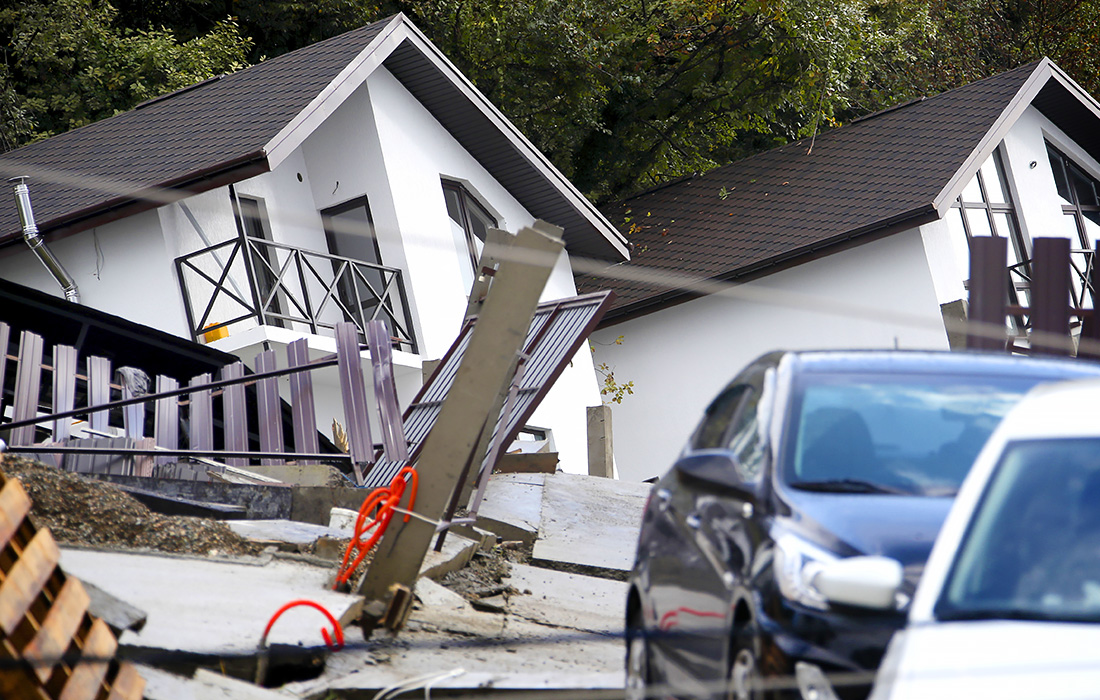 Разрушения в зоне оползня, который был вызван сильным дождем в одном из сел Сочи
