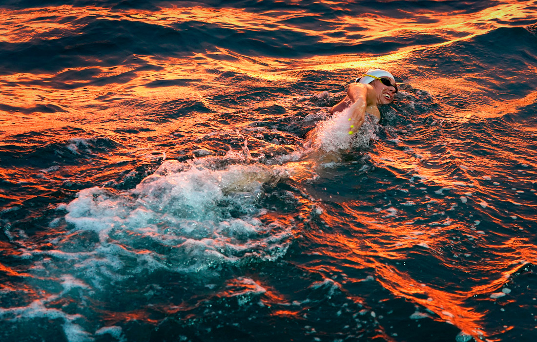 Австралийская пловчиха Хлоя Маккардел переплыла Ла-Манш в 44-й раз, побив мировой рекорд британской спортсменки Элисон Стритер