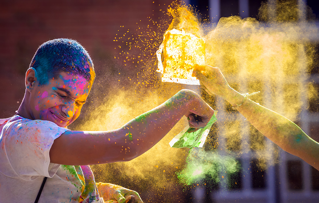 Фестиваль красок у студентов британского университета Лидса