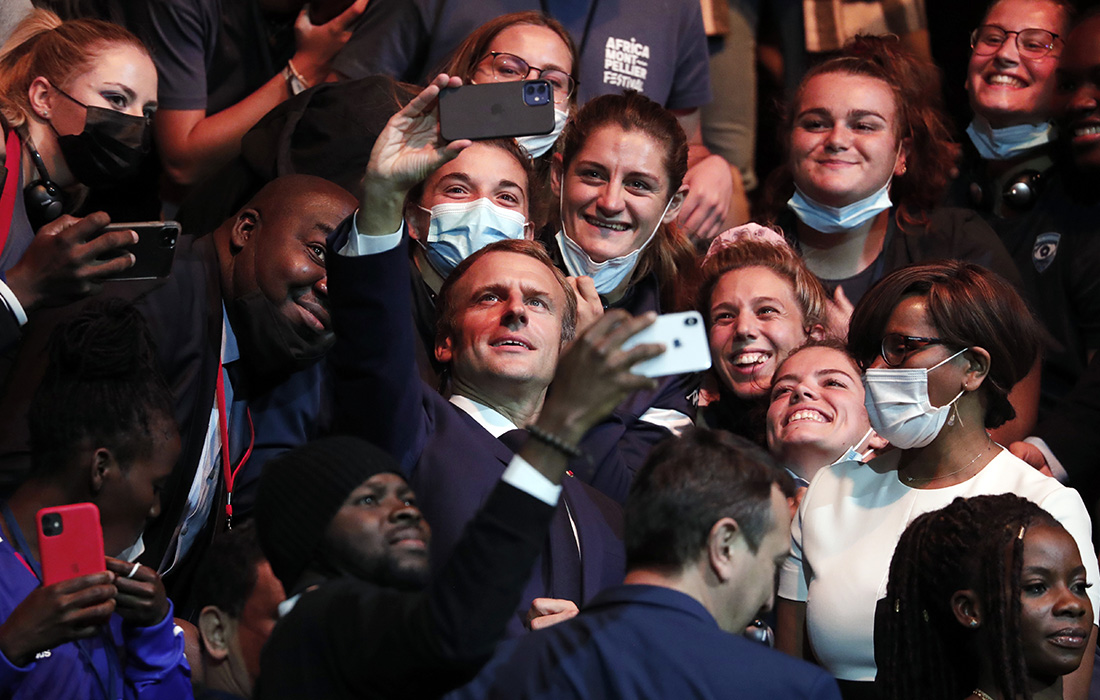 Президент Франции Эммануэль Макрон на баскетбольном матче в рамках саммита Новая Африка-Франция в Монпелье