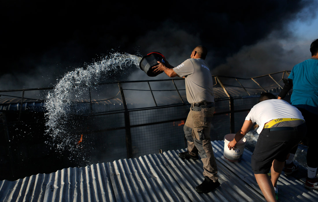 В результате крупного пожара на шинном заводе в чилийском Макуле погиб один человек