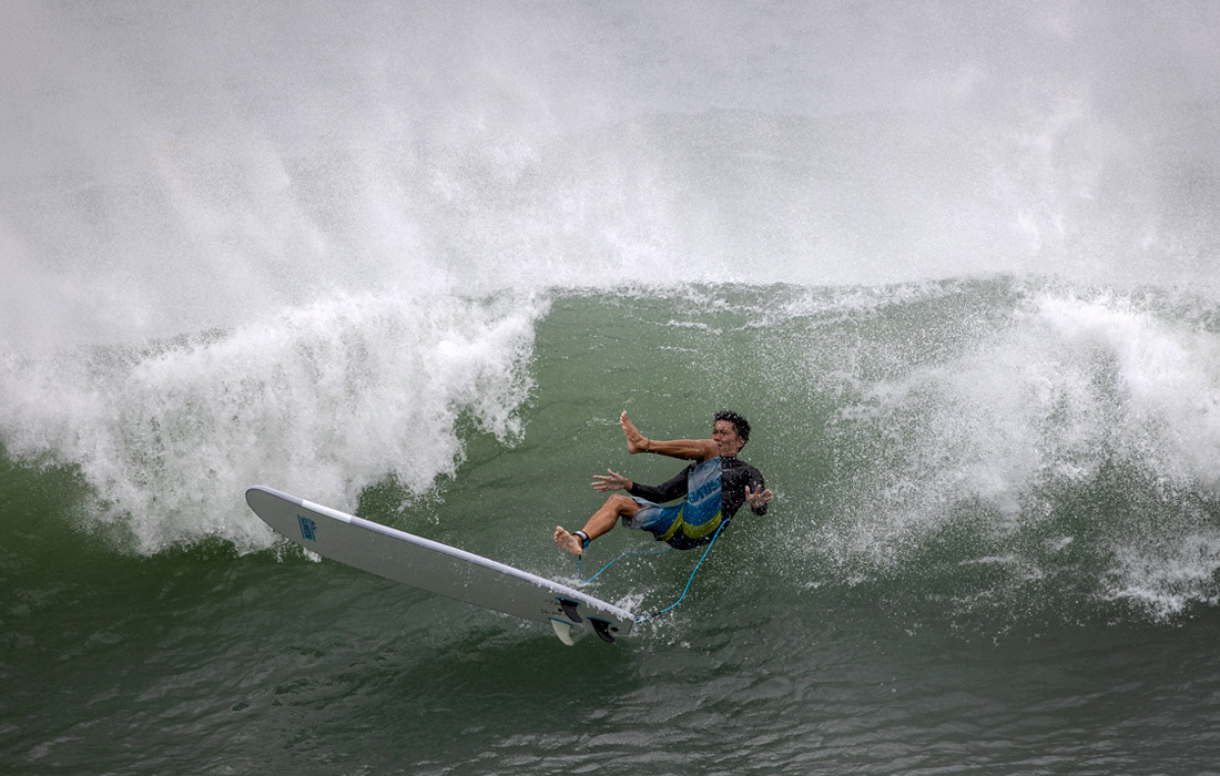Тропический циклон "Компасу" принес высокие волны и штормовой ветер в Гонконг