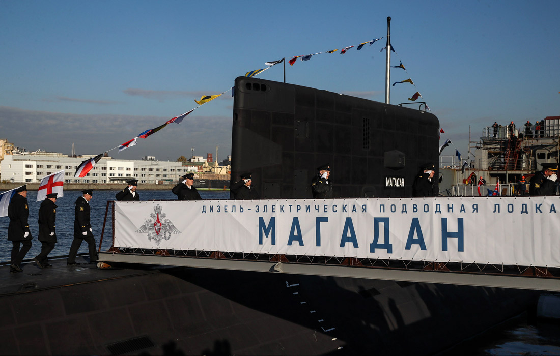 В Санкт-Петербурге прошла торжественная церемония подъема Андреевского флага и приема в состав ВМФ подводной лодки "Магадан"