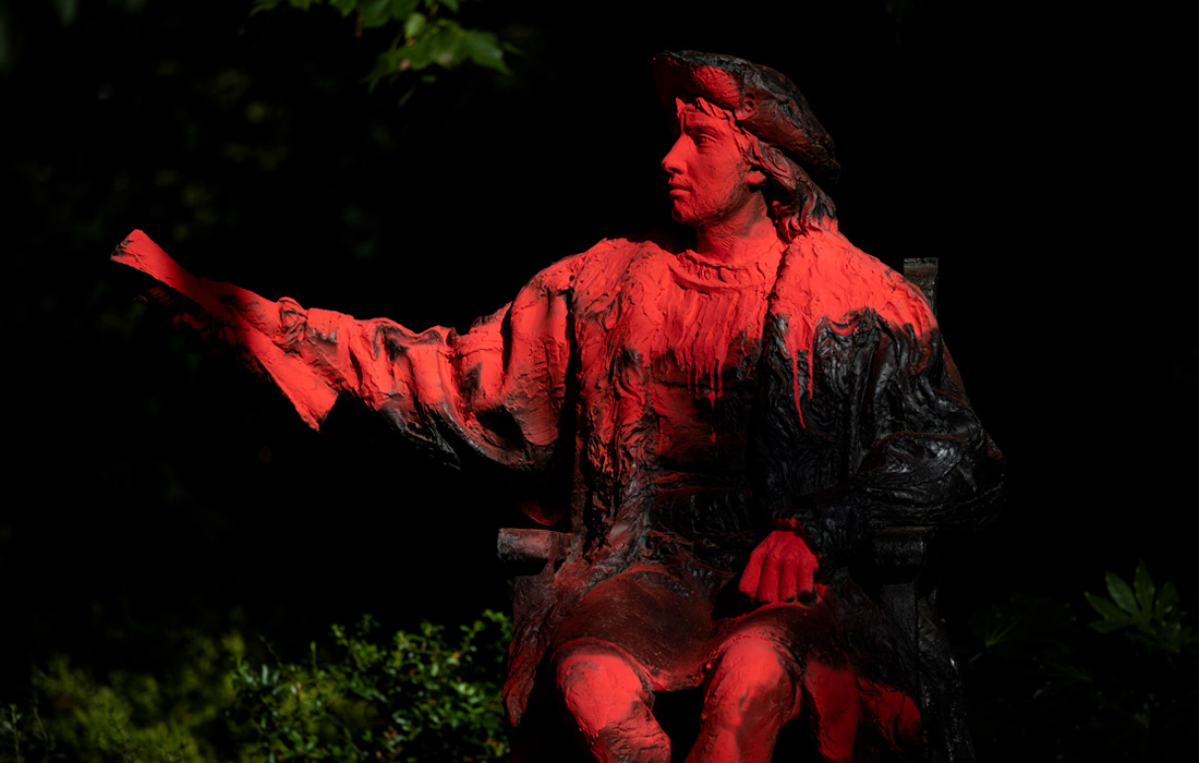 Вандалы облили красной краской статую Христофора Колумба в Лондоне