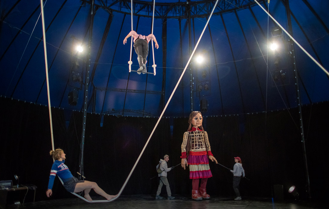 Кукла "Маленькая Амаль", символизирующая девочку-беженку из Сирии, прибыла в Париж