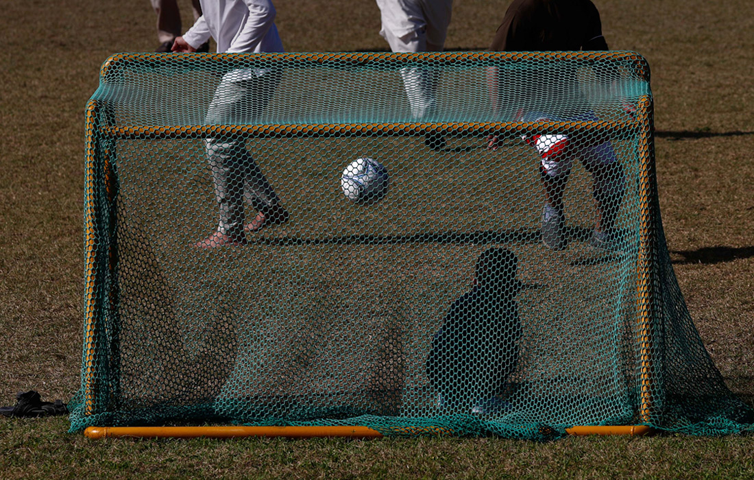 Афганские дети играют в футбол в лагере беженцев в Чинчхоне, Южная Корея