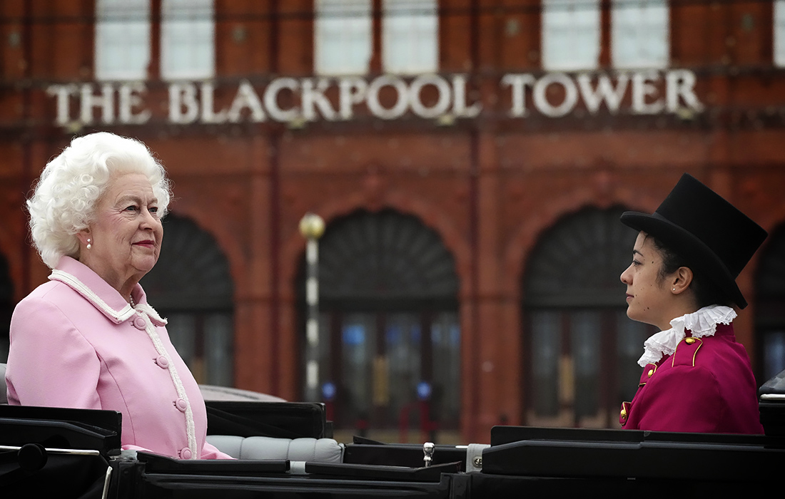 В музее мадам Тюссо в Блэкпуле появилась новая восковая фигура Елизаветы II, которая заменила созданную в 2012 году в честь Бриллиантового юбилея королевы