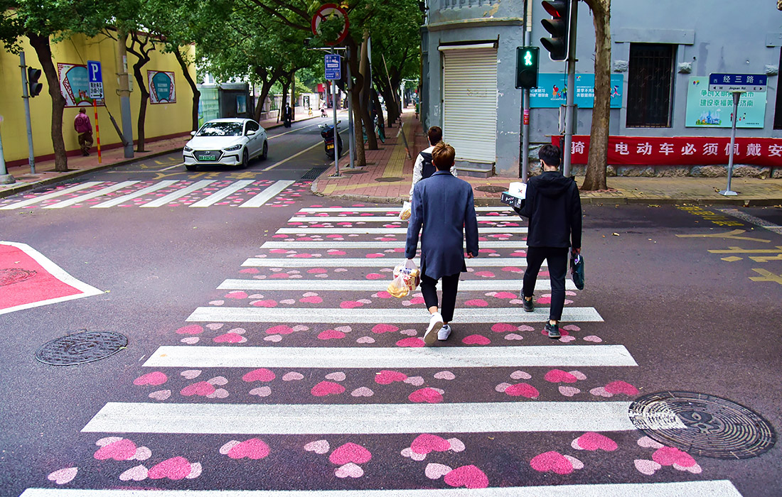 В китайском городе Цзинань появился пешеходный переход, украшенный сердечками