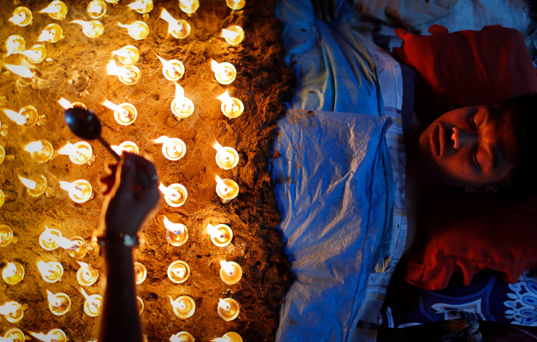 Индуисты выполняют религиозный ритуал в последний день фестиваля Дашайн в Бхактапуре, Непал