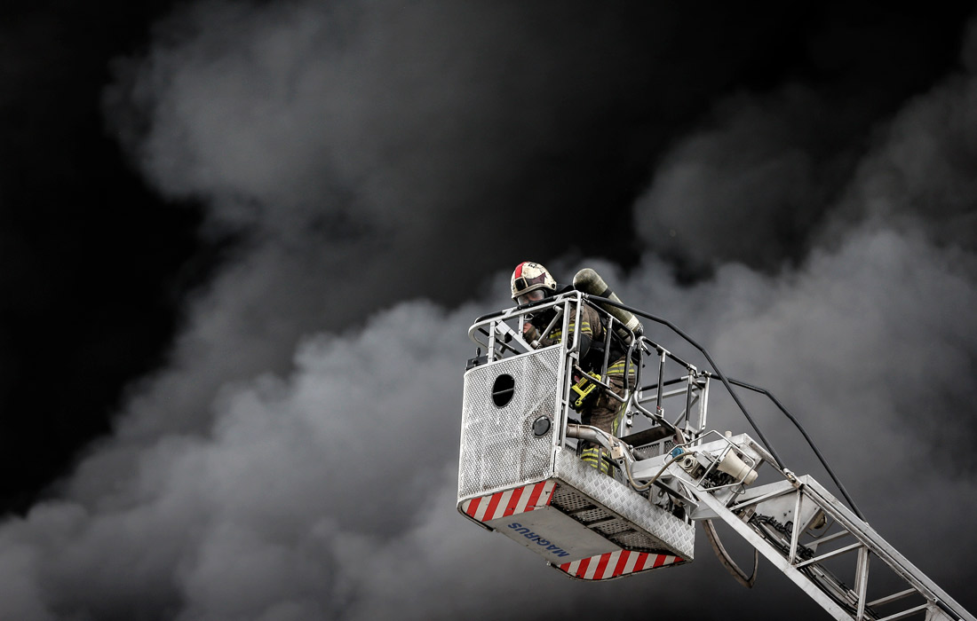 Пожар вспыхнул на фабрике по производству волокна в турецкой Бурсе