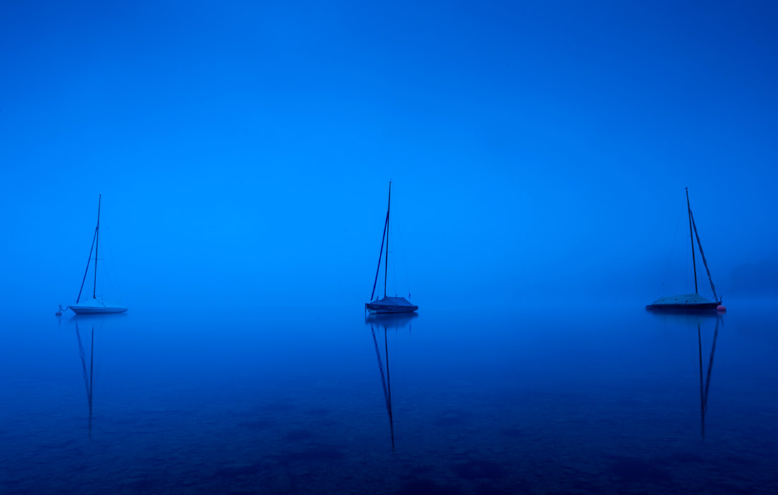 Туман над озером Тегернзее в предгорьях Альп